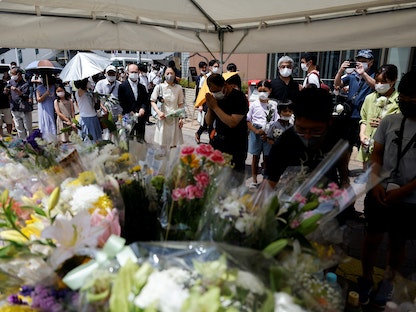 سكان مدينة نارا يضعون الزهور في موقع اغتيال رئيس الوزراء الياباني السابق شينزو آبي - 9 يوليو 2022 - REUTERS