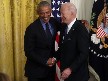 الرئيس الأميركي جو بايدن يحتضن الرئيس السابق باراك أوباما خلال زيارة الأخير إلى البيت الأبيض، 5 أبريل 2022. - REUTERS