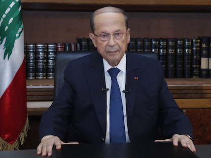 الرئيس اللبناني ميشال عون خلال خطابه من قصر بعبدا بالعاصمة بمناسبة الذكرى السنوية الأولى لانفجار مرفأ بيروت، 3 أغسطس 2021 - AFP
