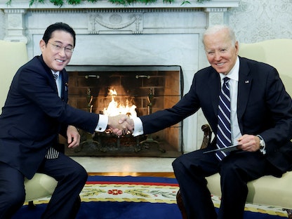 الرئيس الأميركي جو بايدن يستقبل رئيس الوزراء الياباني فوميو كيشيدا في بداية اجتماع ثنائي في المكتب البيضاوي في البيت الأبيض واشنطن الولايات المتحدة. 13 يناير 2023 - REUTERS