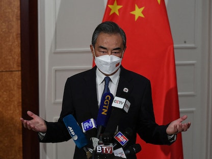 وزير الخارجية الصيني وانج يي في إفادة صحفية بعد اختتام اجتماعات رابطة دول جنوب شرق آسيا (آسيان) في العاصمة الكمبودية بنوم بنه - 05 أغسطس 2022 - AFP