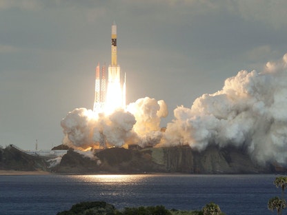 صاروخ H-IIA يحمل أول قمر اصطناعي عسكري ياباني قبالة سواحل تانيجياشيما، اليابانا. 24 يناير 2017 - REUTERS