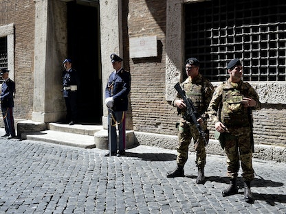 جنود خارج مقر خدمات مكافحة المافيا في العاصمة الإيطالية روما - 7 مايو 2015 - AFP