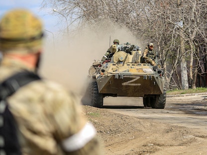 جنود من القوات الموالية لروسيافي الطريق إلى مدينة ماريوبل جنوب شرقي أوكرانيا - REUTERS