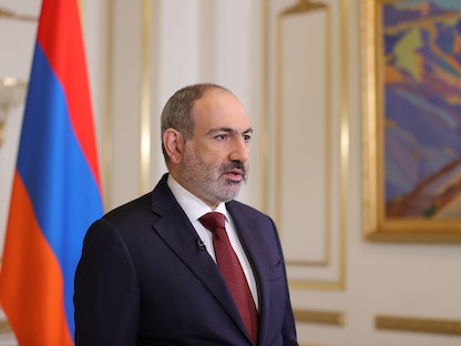 رئيس الوزراء الأرميني نيكول باشينيان خلال خطاب متلفز في العاصمة يريفان- 25 أبريل 2021 - REUTERS