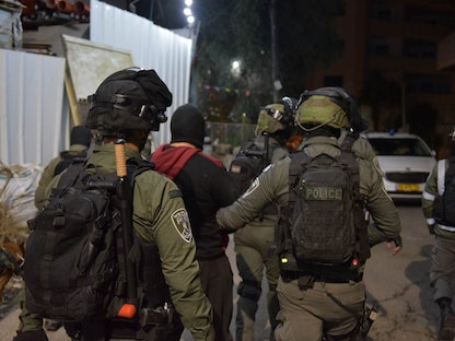 صورة لعمليات الدهم والاعتقال التي نفذتها إسرائيل بأم الفحم عقب حادث إطلاق النار بالخضيرة - 27 مارس 2022 - الشرطة الإسرائيلية