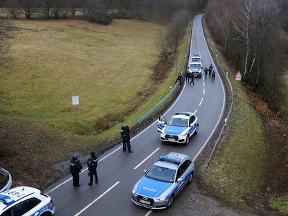 ضباط شرطة يفتشون منطقة على طريق بالقرب من موقع حادث مقتل ضابطي شرطة بالرصاص في جنوب غربي ألمانيا- 31 يناير 2022 - REUTERS