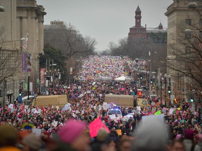 مئات الآلاف من الأميركيين في أحد شوارع العاصمة واشنطن خلال مسيرة للمطالبة بحقوق المرأة، 21 يناير 2017 - Reuters