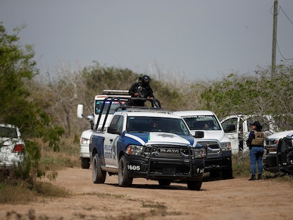 عناصر من الشرطة المكسيكية في مكان عُثر فيه على جثث أميركيين اختطفهم مسلحون في ماتاموروس. المكسيك. 7 مارس 2023 - REUTERS
