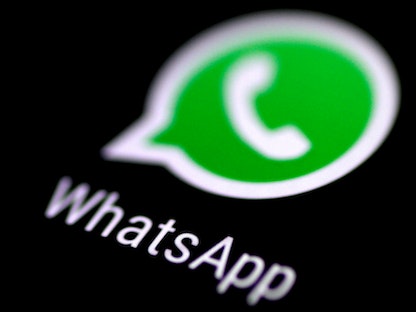 شعار تطبيق "واتساب"على شاشة هاتف ذكي. - REUTERS