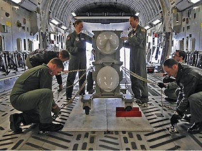 أفراد من القوات الجوية الأميركية يقومون بسحب قنابل نووية أميركية متقادمة من طراز "B-61" من قاعدة إنجرليك التركية وتحميلها على طائرات C-17 – 22 مارس 2019 - fas.org/
