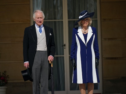 ملك بريطانيا تشارلز الثالث والملكة القرينة كاميلا خلال حفل في حديقة قصر باكنجهام. 3 مايو 2023 - REUTERS