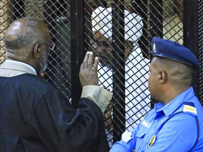 الرئيس السوداني السابق عمر البشير في إحدى جلسات محاكمته - AFP