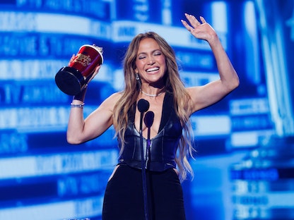 المغنية الأميركية جينفر لوبيز خلال تسلمها جائزة مطربة الجيل ضمن حفل توزيع جوائز MTV للأفلام والتلفزيون في كاليفورنيا. 5 يونيو 2022 - AFP