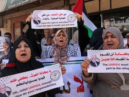 فلسطينيات خلال مظاهرة خارج مكاتب وكالة الأونروا في معسكر خان يونس للاجئين جنوبي قطاع غزة في فلسطين- 14 يونيو 2022  - AFP
