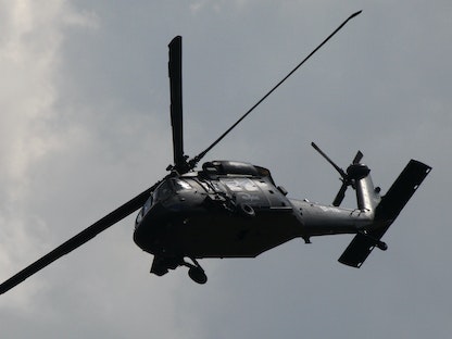طائرة هليكوبتر من طراز S-70i Black Hawk تحلّق في معرض Radom Air Show بمطار رادوم البولندي يوم 24 أغسطس 2013 - REUTERS