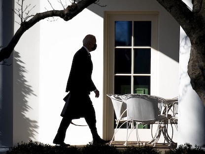الرئيس الأميركي جو بايدن يمشي في فناء البيت الأبيض - 24 يناير 2022 - Bloomberg