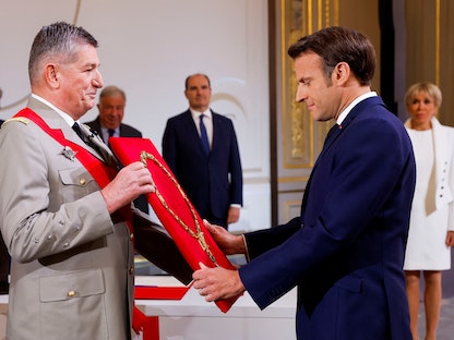 الرئيس الفرنسي إيمانويل ماكرون خلال مراسم تأدية اليمين الدستورية في قصر الإليزيه في باريس - 7 مايو 2022 - REUTERS