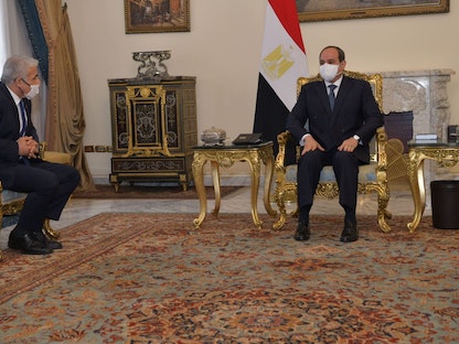 الرئيس المصري عبد الفتاح السيسي مستقبلاً وزير الخارجية الإسرائيلي يائير لبيد في القاهرة. 9 ديسمبر 2021. - Twitter / @yairlapid