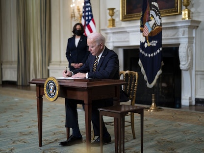الرئيس الأميركي جو بايدن يوقّع أمراً تنفيذياً في البيت الأبيض - 24 فبراير 2021 - Bloomberg