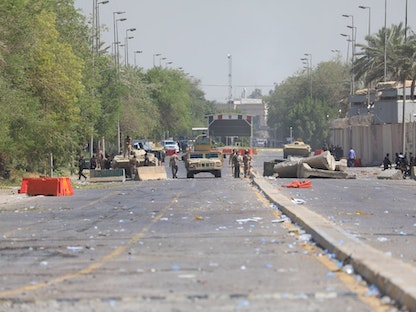 قوات الأمن العراقية تزيل الحواجز الخرسانية في محيط المنطقة الخضراء بعد انتهاء الاشتباكات وانسحاب المتظاهرين- 30 أغسطس 2022 - Getty Images