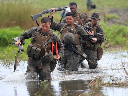 جنود أميركيون خلال تمرين لإنزال برمائي مع الجيش الفلبيني في سان أنطونيو بمقاطعة زامباليس، الفلبين - 7 أكتوبر 2016 - REUTERS