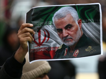 إيراني يحمل صورة قاسم سليماني في طهران، 4 يناير 2020 - REUTERS