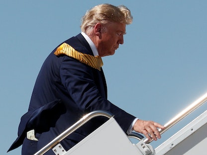 الرئيس الأميركي السابق دونالد ترمب أثناء صعوده طائرة الرئاسة في ماونتن فيو بكاليفورنيا -17 سبتمبر 2019 - REUTERS