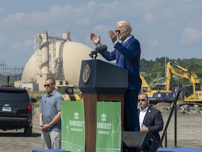 الرئيس الأميركي جو بايدن يلقي خطاباً من محطة طاقة فحم سابقة في ماساتشوستس- 20 يوليو 2022. - Bloomberg