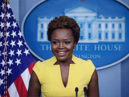 كارين جان بيير متحدثة جديدة باسم البيت الأبيض، لتكون أول امرأة من أصول إفريقية ومثليّة تتولى المنصب.  - AFP
