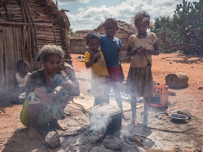 مسنة تحضر الطعام لأطفالها في قرية أتوبي بمدغشقر - 30 أغسطس 2021 - AFP