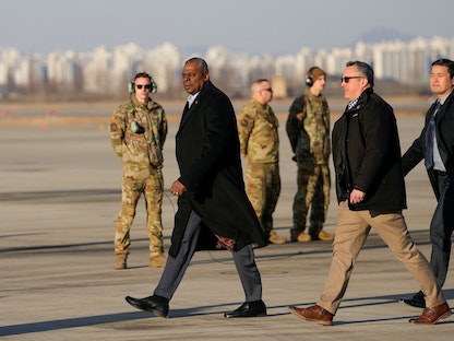 وزير الدفاع الأميركي لويد أوستن لدى وصوله إلى قاعدة أوسان الجوية الكورية الجنوبية – 30 يناير 2023 - REUTERS