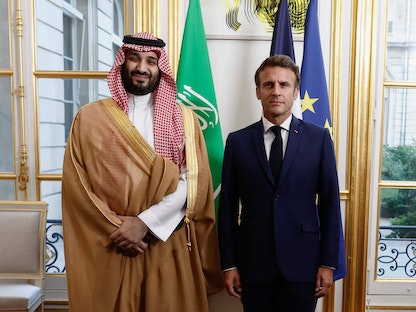 الرئيس الفرنسي إيمانويل ماكرون يستقبل ولي العهد السعودي الأمير محمد بن سلمان في قصر الإليزيه بباريس - 28 يوليو 2022 - AFP