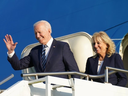 الرئيس الأميركي جو بايدن وزوجته جيل ينزلان من طائرة الرئاسة لدى وصولهما إلى قاعدة سلاح الجو الملكي البريطاني في ميلدنهال، بريطانيا، 9 يونيو 2021 - REUTERS