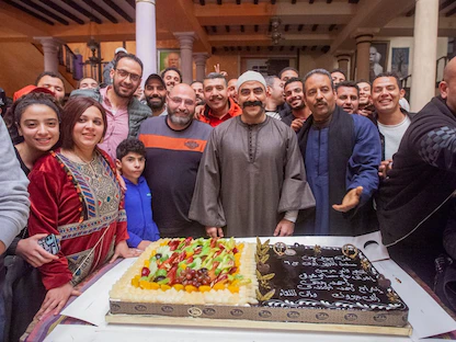 حسن القناوي مصحح اللهجة في مسلسل "الكبير أوي" مع أسرة العمل - الشرق