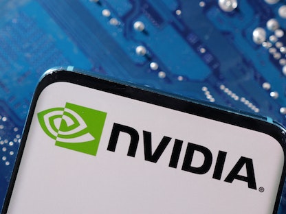 شعار شركة NVIDIA الأميركية وخلفه رقائق في رسم توضيحي. 6 مارس 2023 - REUTERS