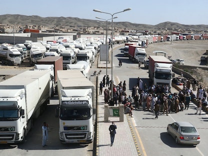 شاحنات تقف على الحدود الإيرانية الباكستانية - REUTERS