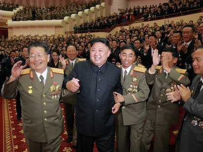 الزعيم الكوري الشمالي كيم جونج أون خلال احتفال مع علماء ومهندسين نوويين ساهموا في اختبار قنبلة هيدروجينية - 10 سبتمبر 2017 - REUTERS
