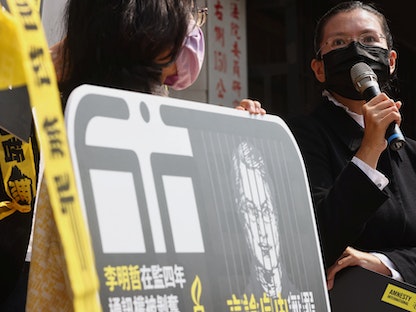 لي تشينغ يو زوجة الناشط التايواني لي مينغ تشي الذي حكمت عليه السلطات الصينية بالسجن 5 سنوات بتهمة تخريب سلطة الدولة، تتحدث إلى الصحافة في الذكرى الرابعة لسجنه. تايبيه، تايوان. 19 مارس 2021 - REUTERS