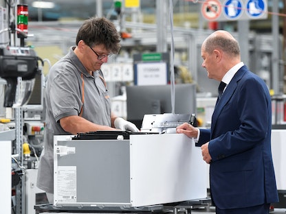 المستشار الألماني أولاف شولتز خلال زيارته مصنعاً في أليندورف بألمانيا - 9 أغسطس 2022 - REUTERS