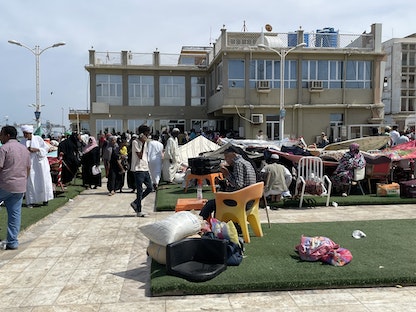 مراكز حصر وتسجيل الراغبين في مغادرة السودان بمدينة بورتسودان، 1 مايو 2023 - الشرق