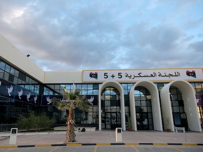 مدخل قاعة اجتماعات اللجنة العسكرية (5+5) بمدينة سرت الليبية - 22 نوفمبر 2020 - REUTERS