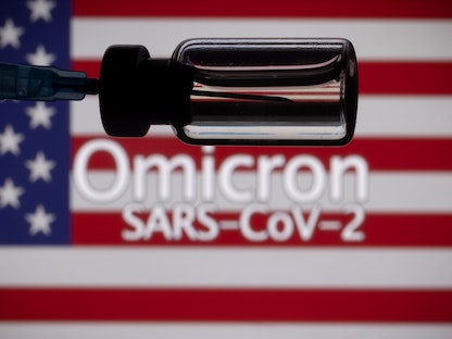 قارورة ومحقنة أمام علم الولايات المتحدة المعروض وكلمات "Omicron SARS-CoV-2" في هذا الرسم التوضيحي - 27 نوفمبر 2021 - REUTERS