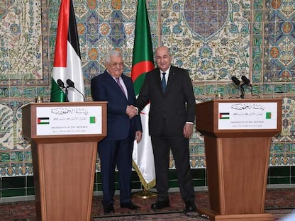 تبون وعباس يتصافحان بعد مؤتمر صحافي في قصر الرئاسة الجزائري - 6 ديسمبر 2022
