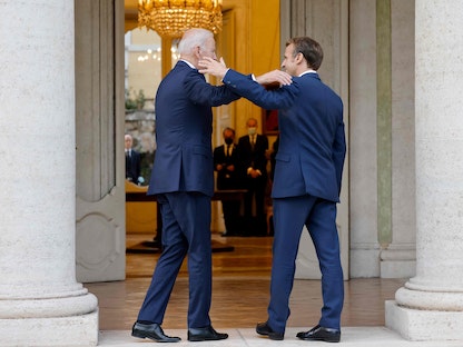 الرئيس الفرنسي إيمانويل ماكرون (يميناً) يرحب بالرئيس الأميركي جو بايدن (يساراً) قبل اجتماعهما بالسفارة الفرنسية لدى الفاتيكان في روما. 29 أكتوبر 2021 - AFP