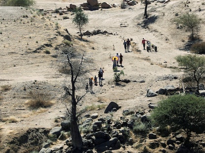 مدنيون إثيوبيون فارون من منطقة تيغراي يسيرون باتجاه نهر للعبور من إثيوبيا إلى الحدود مع السودان. 1 ديسمبر 2020 - REUTERS
