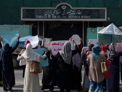 نساء أفغانيات يحملن لافتات أمام السفارة الإيرانية في العاصمة كابول. 29 سبتمبر 2022 - AFP