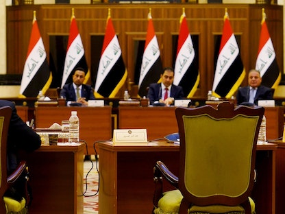 جانب من اجتماع القوى السياسية العراقية بدعوة من رئيس الوزراء مصطفى الكاظمي ويظهر الكرسي المخصص للتيار الصدري خالياً. 17 أغسطس 2022 - Twitter.com/IraqiPMO