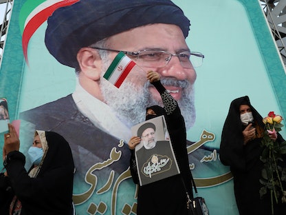 يحتفلن في طهران بفوز إبراهيم رئيسي في انتخابات الرئاسة الإيرانية - 19 يونيو 2021 - REUTERS