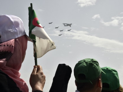 جزائريون يتابعون استعراضاً جويا بمناسبة الذكرى 60 للاستقلال بالعاصمة الجزائر- 5 يوليو 2022 - AFP